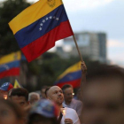 Las personas en Venezuela protestas por la crisis en la que se encuentra.-REUTERS