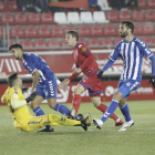Guillermo en el momento de anotar el gol que a la postre le daba la victoria al Numancia ante el Lorca.-Luis Ángel Tejedor