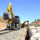 Obras en la línea ferroviaria a Madrid, el jueves, en el tramo entre Soria y Navalcaballo. / ÁLVARO MARTÍNEZ-