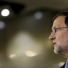 El presidente del Gobierno en funciones, Mariano Rajoy, durante la rueda de prensa que ha ofrecido esta tarde en el Palacio de la Moncloa de Madrid, tras la reunión que ha mantenido con el Rey.-EFE. JuanJo Martin