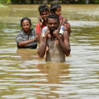 Una familia afectada por las inundaciones del ciclón Mora en la localidad de Kaduwela en Sri Lanka.-AFP