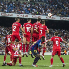 Falta lanzada por Messi vista desde detrás de la barrera del Girona-JORDI COTRINA
