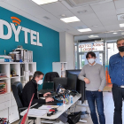 Personal de Redytel IoT en las instalaciones de la empresa berciana. EL MUNDO.