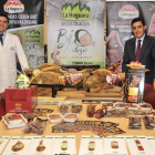 Gama de productos de Embutidos La Hoguera con su responsable Carlos Martínez Izquierdo a la derecha.-VALENTÍN GUISANDE