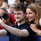 El actor Daniel Radcliffe, el pasado día 10 en el festival de Deauville, con una fan.-AFP / CHARLY TRIBALLEAU