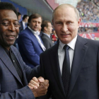 Pelé y Putin posan antes del partido inaugural de la Copa Confederaciones.-AP / DMITRY ASTAKHOV