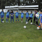 Las chicas del San José, en uno de los últimos entrenamientos en el San Juan de Garray.-VALENTÍN GUISANDE
