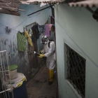 Un trabajador municipal fumiga para acabar con el virus de zika en un barrio de Recife (Brasil).-AP / FELIPE DANA