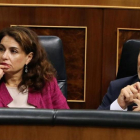 La ministra de Hacienda, María Jesús Montero, junto al ministro de Interior, Fernando Grande Marlaska, en el pleno del Congreso.-/ BALLESTEROS / EFE