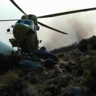 Un helicóptero trabaja en el incendio.-FACEBOOK BRIF DE LUBIA