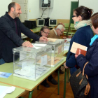 Varias personas durante la votación del domingo en Soria.-ALVARO MARTÍNEZ