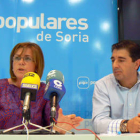 La presidenta provincial del Partido Popular en la rueda de prensa junto a Jesús Ángel Peregrina. / PEDRO CALAVIA-