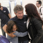 El alpinista abulense, Carlos Soria, es abrazado por su nieta y su hija a su llegada al aeropueto de Madrid después de su cumbre en el Annapurna.-ICAL