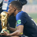 Kylian Mbappé besando la Copa del Mundo conquistada en Rusia /-NATACHA PISARENKO