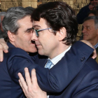 Juan José Sanz Vitorio y Alfonso Fernández Mañueco se abrazan en un acto en Segovia en la última campaña de primarias.-ICAL
