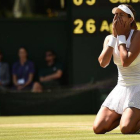 La tenista española Garbiñe Muguruza, arrodillada sobre el césped de Wimbledon, tras ganar a la polaca Agnieszka Radwanska y pasar a la final.-Foto: AFP / LEON NEAL