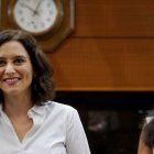 La candidata del PP a la investidura, Isabel Díaz Ayuso, con la portavoz de Vox, Rocío Monasterio, al inicio del debate.-JOSÉ LUIS ROCA