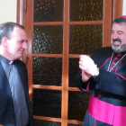 El obispo de Calahorra, Carlos Escribano, aplaude al recién nombrado Abilio Martínez.-D. S.