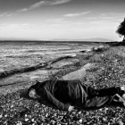 Ai Weiwei tumbado en una playa de Lesbos recreando la muerte del pequeño Aylán.-ROHIT CHAWLA PARA INDIA TODAY