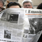 Una mujer leyendo el periódico italiano Il Manifesto.-AP / BEATRICE LARCO (AP)