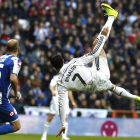 Cristiano intenta un remate acrobático en el partido ante el Depor en el Bernabéu.-Foto: EFE / KIKO HUESCA