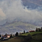 Incendios en la zona de Ribera de Arriba, en la zona central de Asturias, el pasado 28 de diciembre.-EFE / ALBERTO MORANTE