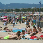 Cientos de personas se han acercado hoy a la playa de Levante de Salou, en Tarragona, en el primer fin de semana de las vacaciones de verano del mes de Julio.-EFE