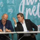 Mas habla con Romeva (izquierda), este lunes.-FERRAN NADEU