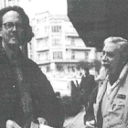 Blog de Joaquín Alcalde.  El escritor austriaco Peter Handke con Antonio Ruiz, en la puerta de la Librería GAR (Revista Abanco)