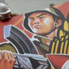 Un trabajador sacando el cartel de "The Interview", la película cancelada de Sony, el pasado jueves en Hollywood, California.-