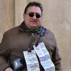 Francisco Aldea Aragonés, el vendedor de los diez cupones de la ONCE agraciados el lunes. / VALENTÍN GUISANDE-