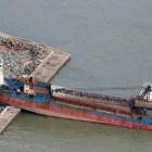 Un barco petrolero de 2.500 toneladas se estrelló desde un puente en una pequeña isla cerca del aeropuerto de Osaka.-JIJI PRESS (AFP)