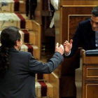 Pablo Iglesias saludando a Pedro Sánchez durante última sesión del debate de investidura.-EFE / EMILIO NARANJO