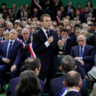 Emmanuel Macron se dirige a un grupo de alcaldes de la Normandía rural, el 15 de enero del 2019, en Grand Bourgtheroulde.-REUTERS