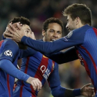 Piqué celebra con Messi y Neymar el 3-0 del Barcelona al PSG en el Camp Nou.-EFE