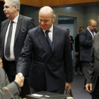 El ministro Luis de Guindos saluda a su homónimo alemán, Wolfgang Schauble.-JULIEN WARNAND