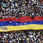 Imagen de la manifestación de los partidarios de Guaidó, la mayoría vestidos de blanco en Caracas.-AFP / FEDERICO PARRA