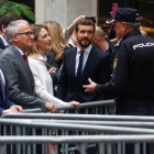 Casado habla con un mando policial en la Jefatura de Via Laietana, acompañado de Álvarez de Toledo, Bou y Fernández.-EFE / QUIQUE GARCÍA