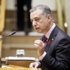 El lendakari, Iñigo Urkullu, en un pleno del Parlamento vasco.-EFE / DAVID AGUILAR