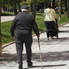 Anciano en un paseo por la capital.-MARIO TEJEDOR