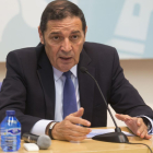 El consejero de Sanidad, Antonio María Sáez, presenta la campaña de vacunación frente a la gripe y el neumococo.-Ical