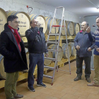 Los bodegueros y enólogos Rubén Gago (i), Antonio Ferrero, a su lado, y David Mendieta (d) catan unos vinos en barrica.-M. D.