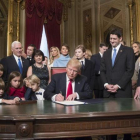 Trump firma sus primeros decretos.-AFP / J Scott Applewhite