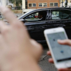 Una clienta se dispone a usar Uber en Madrid.-AGUSTÍN CATALÁN