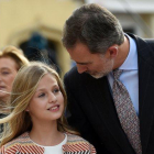 El Rey habla con su hija Leonor, este jueves, en Oviedo.-AFP