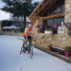 Alberto Faricle le echó ganas y humor para sacar la bicicleta en Abejar, todavía nevado.-HDS