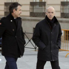 Manuel Sánchez Ortega y Felipe Benjumea (derecha), camino de la Audiencia Nacional para declarar por las indeminizaciones percibidas.-EFE / BALLESTEROS