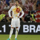 Piqué se lamenta tras el gol de Perisic que le dio la victoria a Croacia.-AP / MANU FERNÁNDEZ