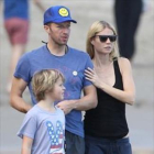 Chris Martin y Gwyneth Paltrow, con Moses.-GTRES