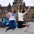 Gloria, a la izquierda, junto a una amiga de Taiwán en la Plaza Wenceslao de Praga, República Checa.-